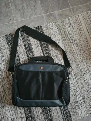 Laptop eller surfplatta väskan med axelband (oanvänt)  - Perfekt till surfplatta eller laptop.  Passar till alla laptop eller surfplatta.  Axelband eller handtag.  Finns 2 fack.  Ny pris 399