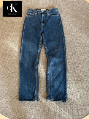 Calvin klein jeans - Calvin klein high rise straight jeans I fint skick  Och är I stl: W29/L30 och Mått finns I bilderna! Fråga gärna om ni undrar något. #calvinklein #jeans #fashion #vintage