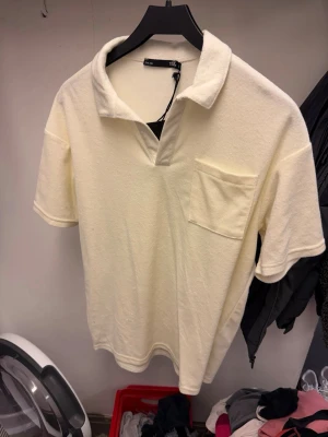 8 pack tröjor  - Säljer 6 st tröjor plus ett par kostymbyxor till ett paket pris för 100kr i ett bra skick.  Det medföljer 2 t shirts till i vit o marinblå färg. Bilder privat