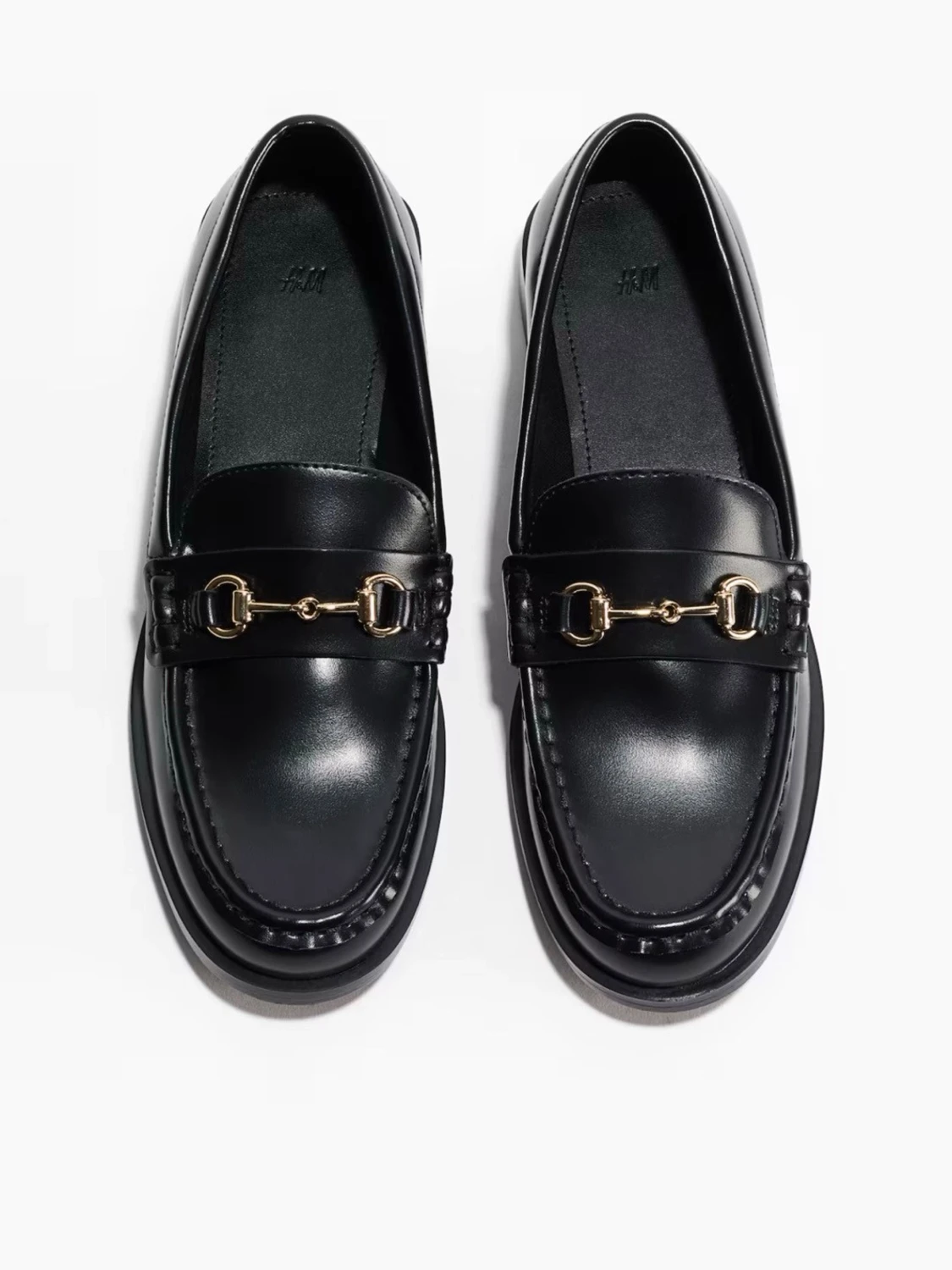 Superfina svarta loafers med gulddetalj