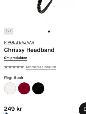 Svart Chrissy diadem från Pipol's Bazaar - Stilrent svart diadem från Pipol's Bazaar, modell Chrissy. Diademet är dekorerat med små svarta pärlor längs hela bågen och har en smal, klassisk form. Materialet är plast med pärldetaljer som ger en elegant touch till din frisyr.