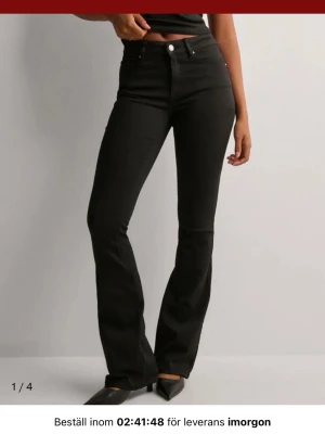 Svarta bootcut jeans från Nelly  - Beställde dessa för någon vecka sen och fick hem dem för några dagar sen, va för ivrig och drog bort lapparna för att efter testa dem, och då va de för korta, så så fina och satt superbra upptill och bekväma med stretch men tyvärr gillar jag när byxor går ner till marken, dessa gick ner till foten, helt oanvända, kan skicka kvitto också! 💕💕storlek xs/30 