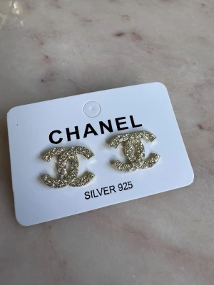 Guld CC örhängen  - Jättefina örhängen helt nya från förpackningen! Material i Sterling silver 925 rostfria ✨ Skickas inslaget i en liten presentpåse 🎁  Erbjuder snabb leverans postar inom 24 timmar