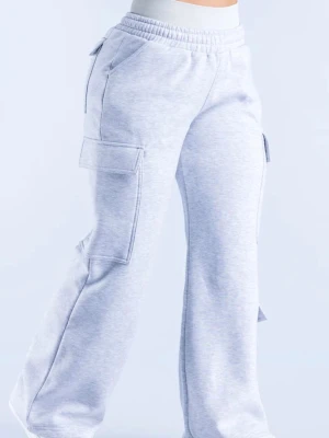 Ljusgrå cargomjukisbyxor - Ljusgrå mjukisbyxor från DFYNE i modellen ”Revive cargo jogger” i storlek M Regular. Säljes pågrund av flera par, använda 1 gång. 🤩 Nypris ca 730kr 