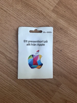 Apple presentkort 2000 kr - Presentkort Apple 2000 kr. Vid öppning av presentkortet går ej att returneras eller återbetalas.