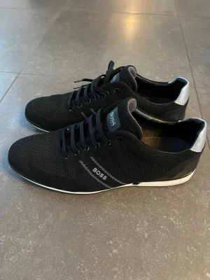 Hugo Boss skor - Stilrena svarta sneakers från Hugo Boss. Storlek 44  