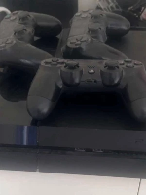 PlayStation 4 med tre handkontroller och många spel - Säljer en svart PlayStation 4 med tre matchande DualShock 4-handkontroller.  Kommer med gta 5, fifa 23 och need for speed på skiva och ca 10-15 andra spel. Bland annat flera fifa och fc, Minecraft och Roblox 