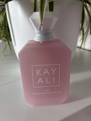 Kayali Yum Boujee Marshmallow - Jätte god parfym som jag enbart testat en enda gång så den är fortfarande fylld 💕 storlek 100 ml. 