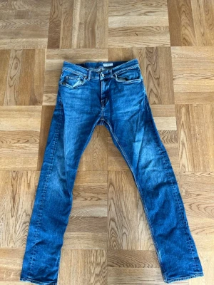 Blå raka jeans från tiger of Sweden  - Säljer ett par klassiska blå jeans från tiger of Sweden. Knappt andvändt dom inga håller eller något sånt. W31 L34