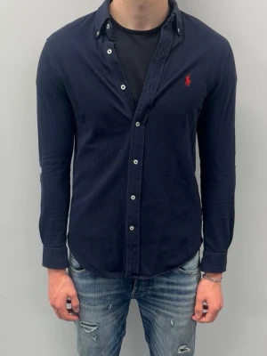 Ralph lauren skjorta - Ralph Lauren skjorta featherweight mesh material i stl S, fint skick inga defekter.