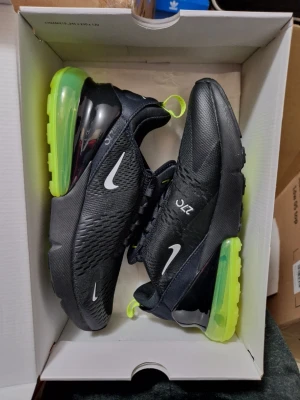 Oanvända Nike Air Max 270 Storlek 44.5  - Helt nya i Storlek 44.5. Innermått 28.5 cm Ord.pris 1900 kr. Mitt sista pris 1600 kr. Slutsålda överallt i denna färg. Inga byten / no trades eller bud. Skickar spårbart i en annan låda med Instabox. Inga returer. Kvitto finns. Kan även hämtas i Storvreta, Uppsala 