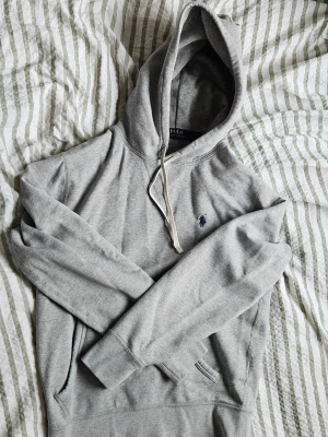 Grå Ralph Lauren Hoddie - Grå Ralph Lauren Hoddie i storlek S ✨️ Säljer den eftersom att den aldrig kommer till användning längre. Den är i bra skick och har inga defekter. Skriv gärna om du har frågor eller funderingar 👀