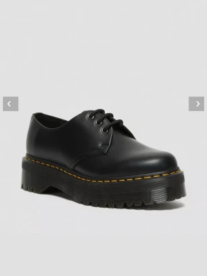 Svarta Dr. Martens 1461 - Säljer ett par svarta chunky loafers från Dr. Martens. Skorna är i slätt läder och har snörning framtill. Har bara använt dem 3 gånger