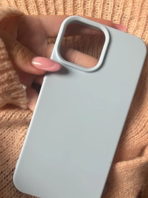 Ljusblått mobilskal  - Super fint ljusblått mobilskal i modell iPhone 13 pro fick i present men är tyvärr fel modell!