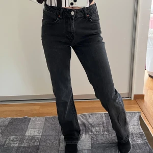 Svarta straight leg Jeans från BikBok - Säljer ett par svarta jeans med klassisk rak passform och medelhög midja från BikBok. Superfin wash och passar mycket. Helt perfekt längd.