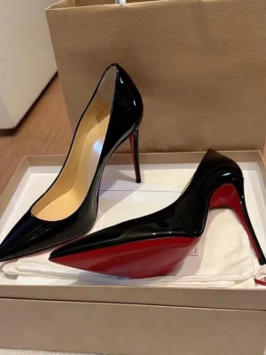 Svarta lackpumps med röd sula - Säljer ett par ikoniska svarta pumps från Christian Louboutin i glansigt lackläder. Skorna har spetsig tå, hög smal klack och den klassiska röda sulan. Perfekta för dig som vill sticka ut med en elegant och tidlös look.