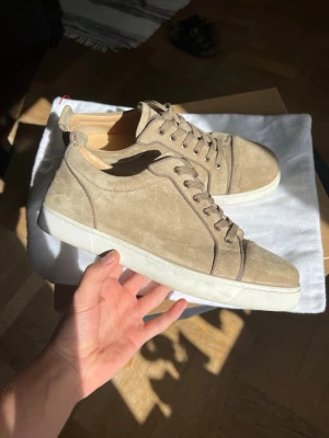 Beige sneakers från Christian Louboutin - Storlek 42  Skick 9.5/10 använda ett fåtal gånger men har inga Defekter.  Både original box samt dustbag tillkommer.  Nypris 9.700kr+ 