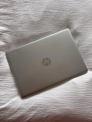 HP bärbar dator silverfärgad - Gamla skoldator, Probook 640 G5. Lagring på 117 GB och RAM 8GB. Laddare ingår och fodral från skolan