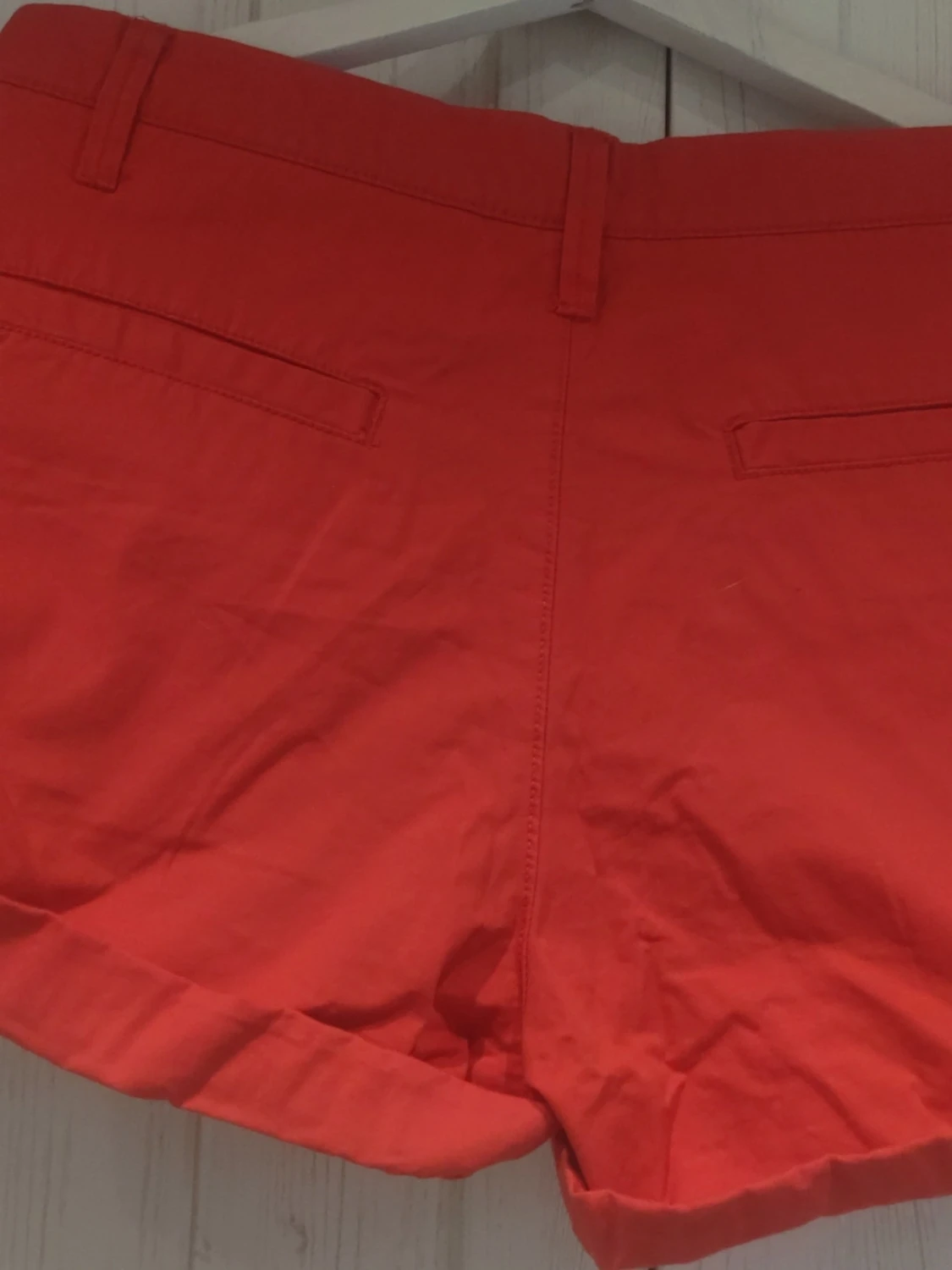 Röda shorts med uppvik - 1