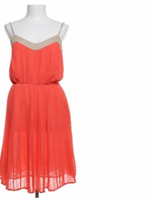 🌺 Vestido Mango coral plisado – Talla M🌺 - SnyIdeal para eventos, cenas, vacaciones o cualquier ocasión especial! ✨  👗 Marca: Mango Suit 📏 Talla: S (equivalente a M en etiqueta europea) 🎨 Color: Coral intenso con detalles beige 💫 Diseño: Tirantes finos, cintura elástica y falda plisada con caída fluida 👌 Tejido ligero y cómodo, perfecto para primavera y verano  Se encuentra en muy buen estado.  💰 Precio: [añade tu precio] 📍 Entrega en mano o envío por Wallapop/Vinted según prefieras.  📩 ¡Escríbeme si tienes alguna pregunta o quieres más 