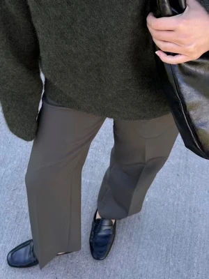 Gröna kostymbyxor  - Säljer ett par jätte fina kostymbyxor ifrån Bikbok i storlek 34, använda 2 gånger då jag inte tycker de passar mig. Skriv för privata bilder🌸🌸🥰