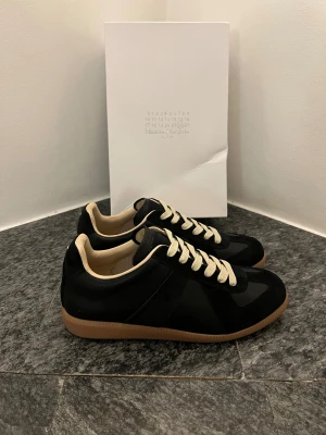 Svarta Maison Margiela Gats - Box och dustbag ingår. en del använda men dom är fortfarande i jättebra skick! kan diskutera priset vid snabb affär