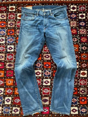 Ralph Lauren jeans  - Säljer ett par otroligt feta Ralph lauren jeans som är i perfekt skick, sitter fantastiskt och har så snygga fades W33 (passar mig som har w31-32) L32 hör av dig vid frågor om jeansen osv! 