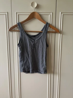 Randig ribbad linnetopp - Säljer det här randiga linnet då det inte längre kommer till användning. Superbra skick och perfekt till sommaren