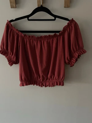 Offshoulder topp - Superfin röd offshoulder topp från Gina tricot