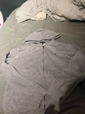 Polo Ralph lauren kofta grå  - Detta är en Ralph lauren kofta för 13-14 åringar skulle jag säga den är i bra skick och inga synliga skador 