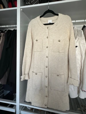 Vit stickad klänning  - Vit stickad klänning i storlek XL köpt på h&m endast använd en gång. 