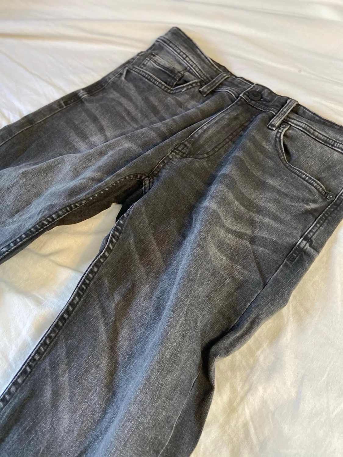 Grå slim fit jeans med tvättade detaljer - 1