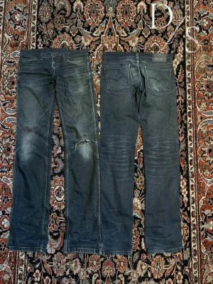 Vintage svarta Levis jeans - Riktigt snygga Levis jeans med galen svart/grå fade, dem är rätt långa vilket gör en riktigt najs stack. Modellen är 511. Midja:41cm längd:105cm Benöppning:17cm