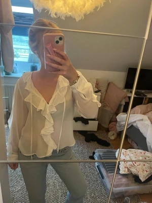 Vit volangblus  - Snygg vit blus från Zara fint skick❣️