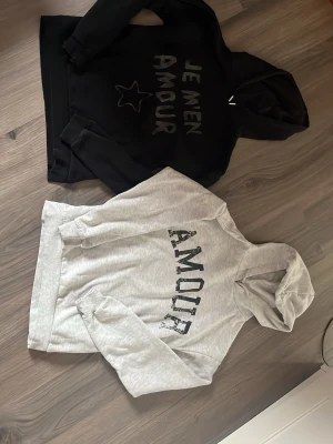 2 hoodies - Från Gina tricot i bra skick. En grå och en svart. En kostar 60 och båda tillsammans kostar 100