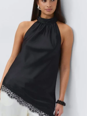 Svart halterneck topp med spetskant - Snygg svart halterneck topp från Gina Tricot helt ny aldrig andvänd i glansigt material med dekorativ spetskant nertill. Toppen har hög hals och är ärmlös, perfekt för alla tillfällen . Prislapp kvar passar även s 
