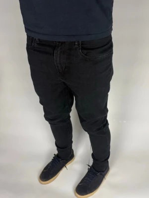 Levis Jeans - Storlek W30L30  Färg: Svart  Modellen är 180cm 75kg  Nypris: ca 1200 kr  Skick: Bra utan defekter (normalt slitage)  Prisvärt alternativ med mycket kvar att ge