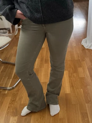 Gröna jeans från Nelly - Gröna jeans från Nelly i storlek 34😚😚