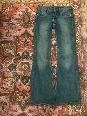 Blå bootcut jeans - Säljer dessa lågmidjade utsvängda jeansen från H&M. Säljer dom då dom ej passar mig längre. Hund finns i hushållet 🐕💕🐾