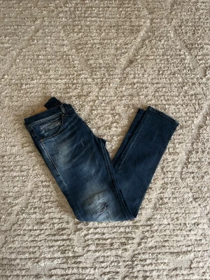 Dondup George jeans  - Säljer nu dessa unika blåa Dondup jeans i fint skick utan skador eller defekter 9/10. Midja: 37cm. Lår:25cm. Ytterlängd:102cm. Innerlängd: 80cm