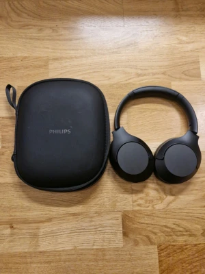Philips TAH8506 Hörlurar - Köpt för några år sedan och endast använd två gånger, sedan har den bara legat i en låda. Har tyvärr tappat bort instruktionsboken och sladdarna som hör till men de går att laddas med vanlig USB-C. Är lite immiga då jag torkade av dem nyss, har också några repor på lådan då den legat bland saker. Har alltid förvarats med laddat batteri. Nypris 1400kr.