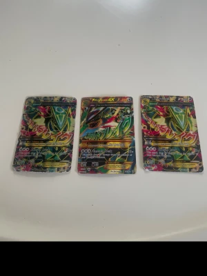 Pokémon GX och EX samlarkort - Fem Pokémon samlarkort: tre Mega Rayquaza EX och två GX-kort, Solgaleo GX och Silvally GX. Korten har färgstarka motiv med holografisk yta och japansk samt engelsk text. Perfekt för dig som gillar Pokémon och vill utöka din samling. Ni får skriva vilken av dem ni vill köpa och hur mycket ni vill köpa dem för. Skicken ser ni på bilderna. Men om ni vill se mera är det bara att skriva.