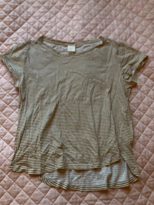 Randig T-shirt  - Beige / ljusbrun randig T-shirt 