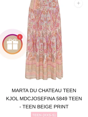 Beige långkjol Marta Du Chateau - Långkjol från Marta Du Chateau i beige med färgglatt blommigt och paisleyinspirerat mönster. Kjolen har en luftig och flowy passform, perfekt för varmare dagar. Materialet känns lätt och bekvämt mot huden.
