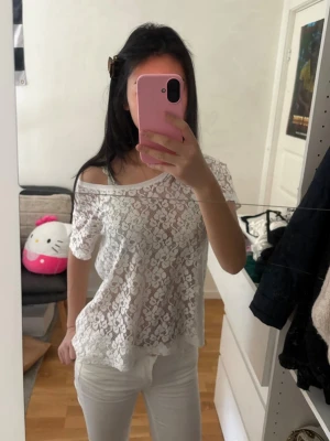 Vit blommig spets-topp - Säljer en vit topp i genombruten spets med blommigt mönster från HM stl S men lappen är avklippt. Så snygg till sommaren ! 💕kolla min profil för annat fint!!