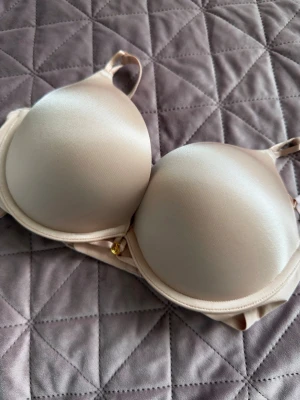 Beige push-up bh från Victoria's Secret - Säljer den eftertraktade push-up bh från Victoria's Secret. Helt ny och oanvänd. ❤️