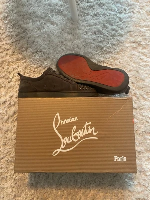 Christian Louboutin Skor - Hej, säljer dessa Loubs i mocka med grå färg. Mockan är o bra skick då spikarna är ganska bra skick. Det största slitaget är sulan under men de e ju något som kommer med tiden av användandet. 5 st extra spikar följer med som går att byta ut. Bara att höra av er vid frågor. 