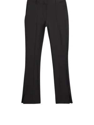 Nya j.lindberg golfbyxor dam - Snygga golfbyxor med diskreta slitsar vid bensluten. Byxorna har pressveck framtill och bakfickor. Tillverkade i ett stretchigt material som ger en skön passform och modern look. Nypris 1500 kr 