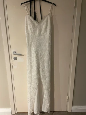 Vit klänning - Jag säljer denna SUUUUPER fina vita klänning, man kan se den som en bröllopsklänning, en klänning som man har på dansen EFTER bröllopet. Eller bara en festlig vit klänning som man kan ha när som. Beror helt på person! Den har bara blivit använd en gång och sitter så fint på! Säljer den då jag inte har något användning för den och det är bättre om den hamnar i någon annans händer. Materialet är jätte fint och klänningen är bra gjord.