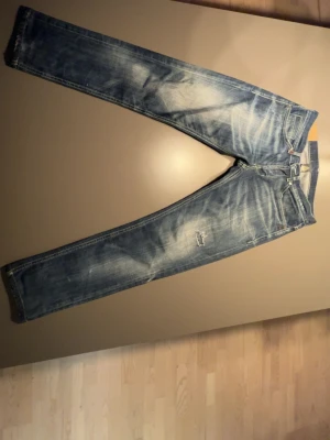 Dondup George - Tjenare! Säljer ett par tvär feta Dondup jeans W32. Säljer dessa pga att de var för korta för mig. Jeansen har inga defekter. Hojta till vid frågor! 